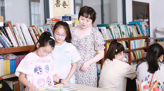 她用書(shū)照亮孩子的“詩(shī)和遠(yuǎn)方”